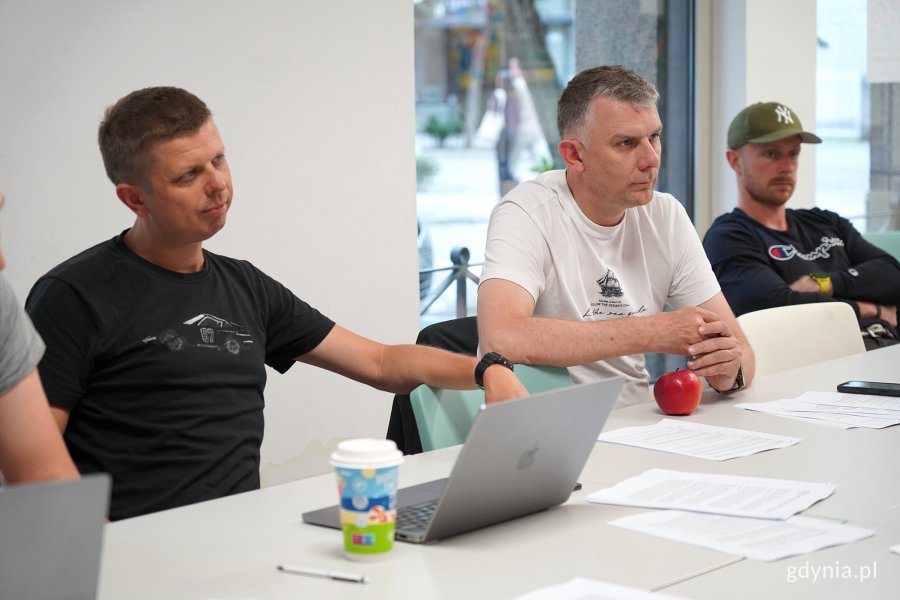 na zdjęciu obradujący mężczyźni