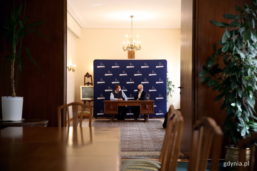 Wiceprezydent Gdyni Bartosz Bartoszewicz podpisuje list intencyjny z Kevinem D'Arcy, zdjęcie z oddali
