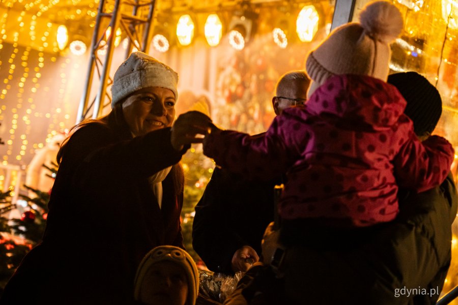 Prezydent Gdyni Aleksandra Kosiorek rozdająca słodycze dla mieszkańców. Gdyńskie mikołajki w muszli koncertowej na placu Grunwaldzkim (fot. Kamil Złoch)