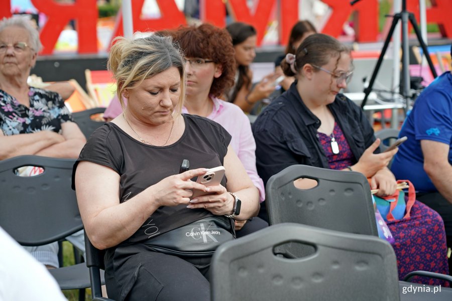 Uczestnicy debaty zgromadzeni na skwerze Heweliusza w Gdańsku 