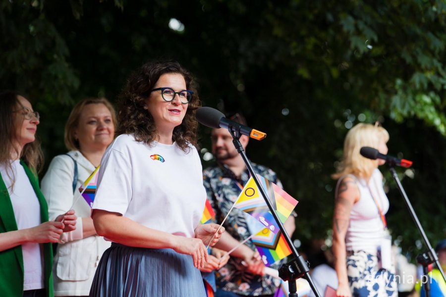 Prezydentka Gdańska Aleksandra Dulkiewicz przemawiająca ze sceny podczas 11. Tr&oacute;jmiejskiego Marszu R&oacute;wności 