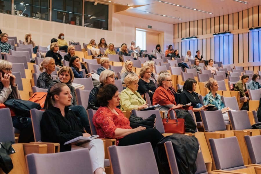 Uczestnicy konferencji w sali audytoryjnej.