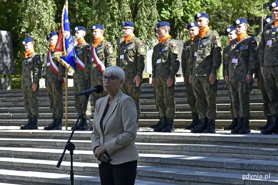 Joanna Zielińska - przewodnicząca Rady Miasta Gdyni przemawia podczas uroczystości z okazji 81. rocznicy wybuchu II wojny światowej na cmentarzu wojennym w Redłowie. W tle w mundurach stoją ustawieni w rzędzie uczniowie LO w Rzepinie // fot. Magdalena Czernek