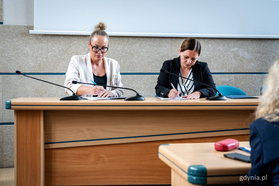 Prezydent Gdyni Aleksandra Kosiorek (z prawej) podpisująca umowy z mieszkańcami (fot. Kamil Złoch)