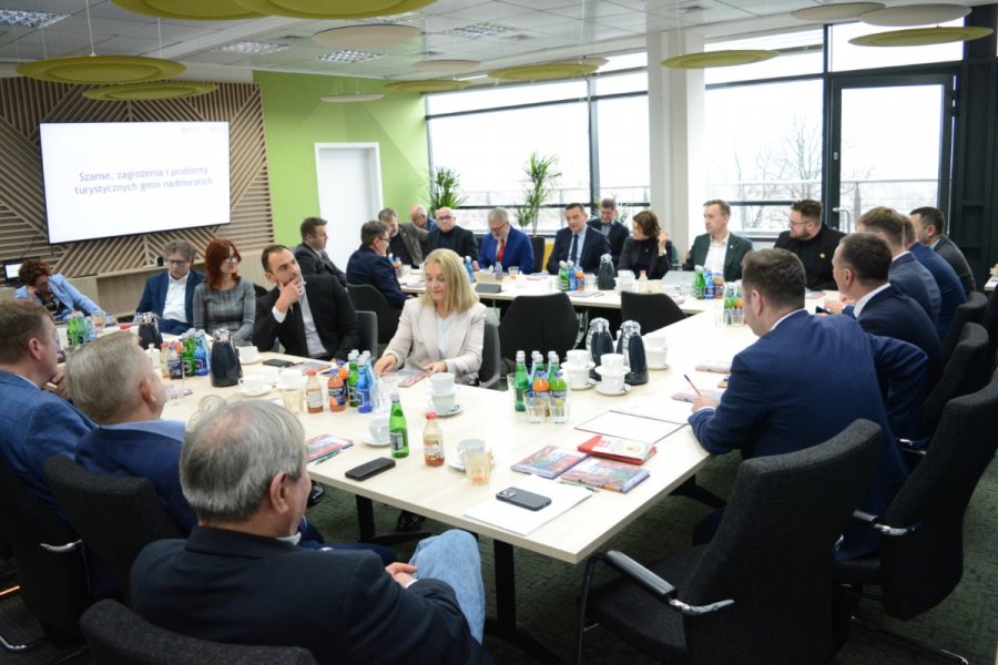 Uczestnicy spotkania z ministrem sportu i turystki, które odbyło się w siedzibie Polskiej Organizacji Turystycznej