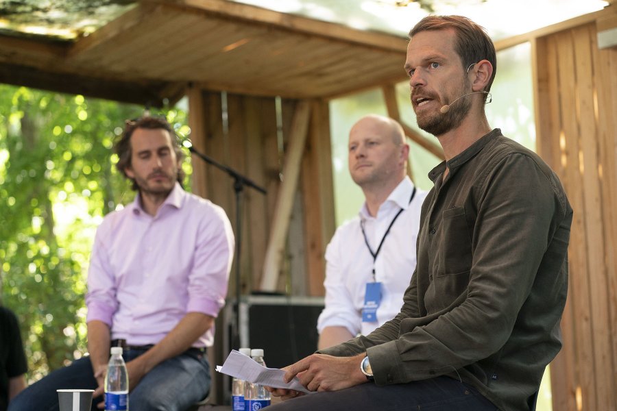 Na zdjęciu wiceprezydent siedzący na scenie, po obu stronach pozostali dyskutanci, w tle drewniana ściana sceny i zieleń // fot. Niels Aage Skovbo, Central Denmark Region