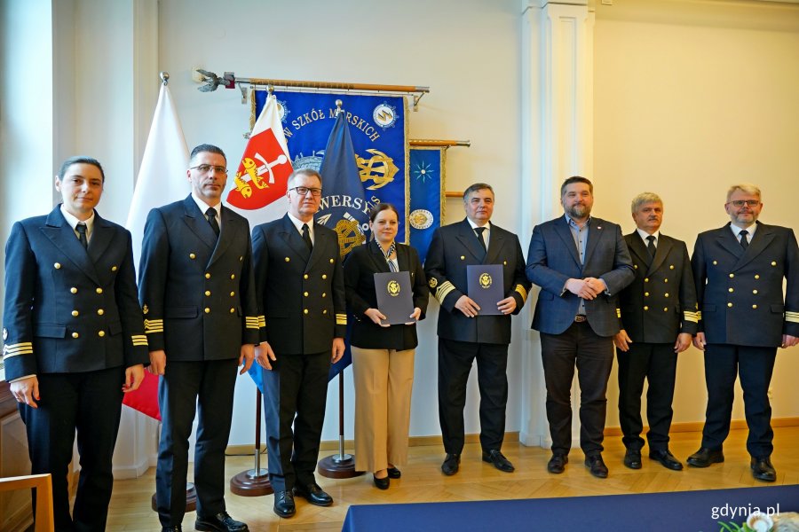 Od prawej: prof. UMG dr hab. Sambor Guze - prorektor ds. studenckich i kształcenia, prof. dr hab. inż. Tomasz Tarasiuk - prorektor ds. umiędzynarodowienia, współpracy i rozwoju, Tadeusz Szemiot - przewodniczący Rady Miasta Gdyni, prof. dr hab. inż. kpt. ż. w. Adam Weintrit - rektor Uniwersytetu Morskiego, prezydent Gdyni Aleksandra Kosiorek, prof. UMG dr hab. Dariusz Barbucha - prorektor ds. nauki,  mgr Filip Malata - kanclerz uczelni oraz Zuzanna Szwedek-Kwiecińska - rzeczniczka prasowa Uniwersytetu Morskiego podczas spotkania na uniwersytecie