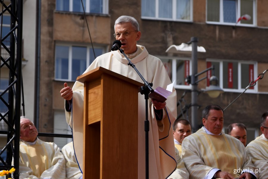 Uroczystość podniesienia świątyni do godności bazyliki mniejszej. Na zdjęciu ks. prałat Edmund Skalski, proboszcz Bazyliki Morskiej / fot. Paweł Kukla