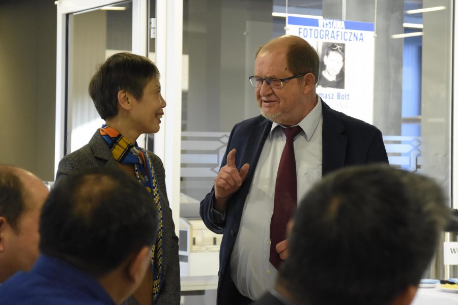 Chińską delegację przywitał Jerzy Zająć, dyrektor Urzędu Miasta Gdyni, fot. Jan Ziarnicki