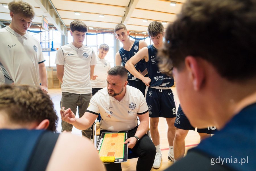 trener z zawodnikami w trakcie przerwy w meczu