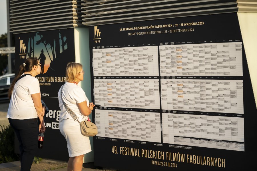 Dwie kobiety zapoznające się z programem festiwalu