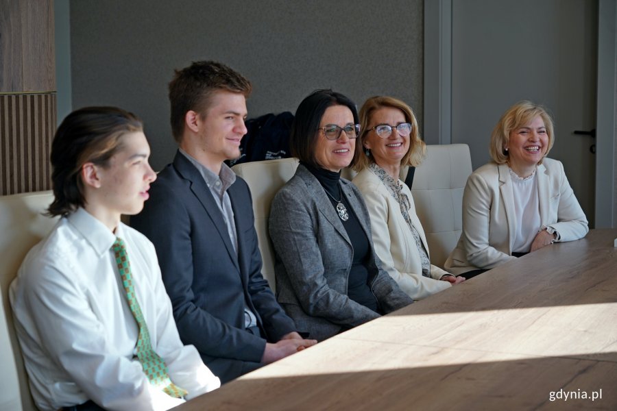 Uczniowie, kt&oacute;rzy uczestniczyli w rejsie z okazji stulecia miasta na &bdquo;Pogorii&rdquo;, wraz z opiekunami podczas spotkania w Urzędzie Miasta Gdyni
