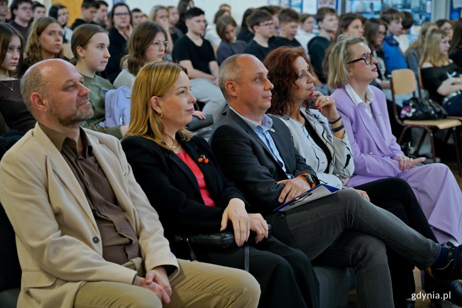 Od lewej: Ireneusz Trojanowicz &ndash; wiceprzewodniczący Rady Miasta Gdyni, wiceprezydentka Gdyni Oktawia Gorzeńska, Marek Prusak &ndash; dyrektor VII LO w Gdyni, reprezentantka Pomorskiego Kuratorium Oświaty oraz radna miasta Agnieszka Tokarska podczas kongresu &bdquo;Zdrowe Głowy&rdquo;