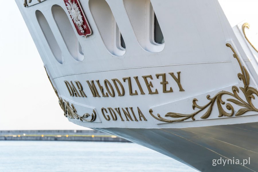 Fragment rufy &bdquo;Daru Młodzieży&rdquo; z nazwą statku i macierzystego portu