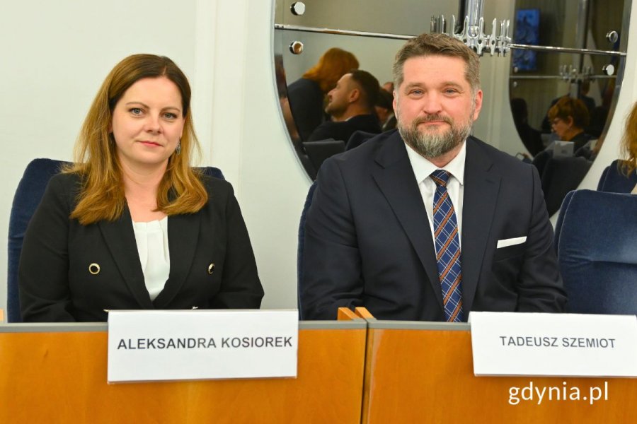 Prezydent Gdyni Aleksandra Kosiorek i przewodniczący Rady Miasta Gdyni Tadeusz Szemiot siedzący na sali obrad Senatu