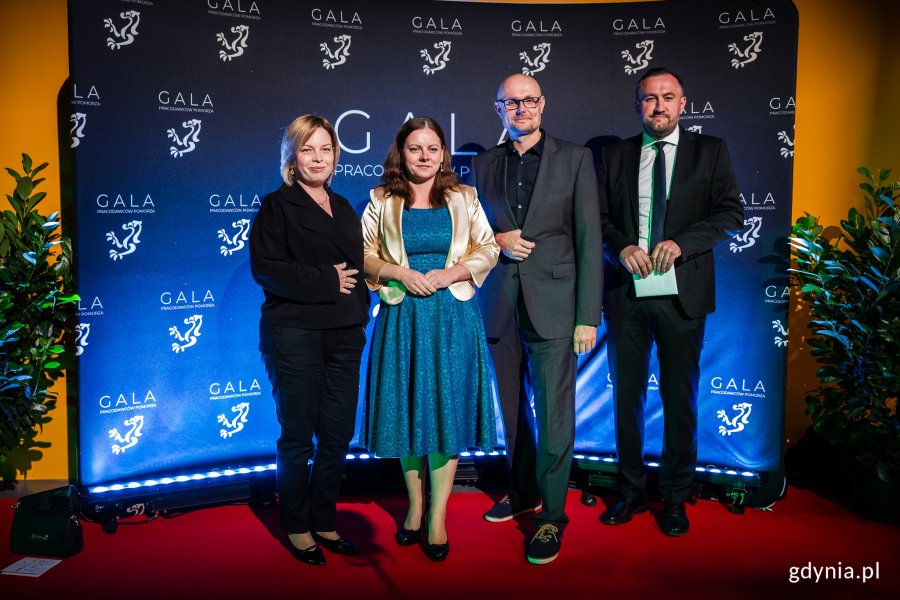 Na zdjęciu (od lewej): Oktawia Gorzeńska, wiceprezydent Gdyni ds. jakości życia, Aleksandra Kosiorek, prezydent Gdyni, Bartłomiej Austen, wiceprezydent Gdyni ds. rozwoju, Tomasz Augustyniak, przyszły wiceprezydent Gdyni (fot. Karol Stańczak)