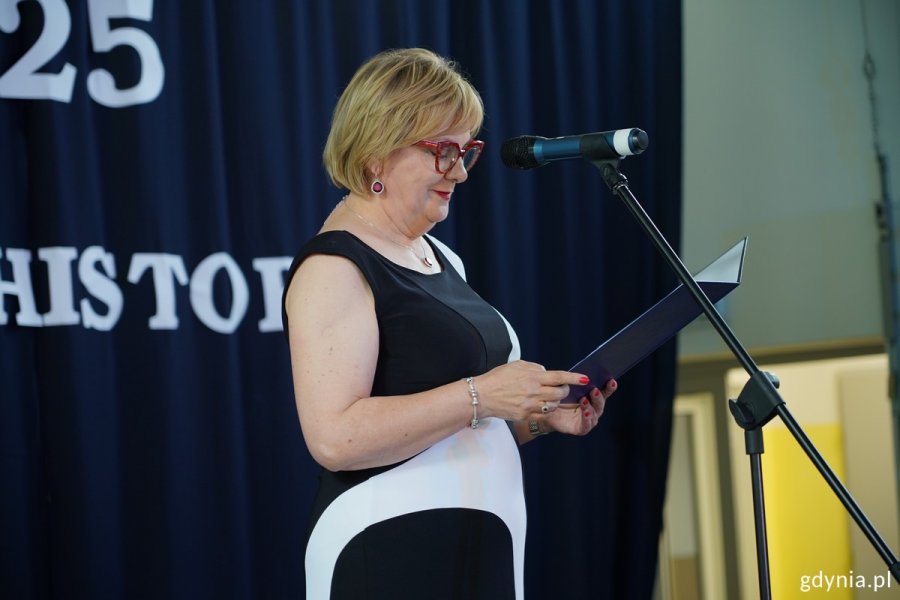 Dyrektor SP nr 12 Maria Śmiełowska-Bohn wita gości uroczystości