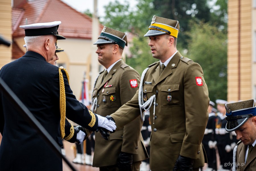 Uroczystość promocji na stopnie oficerskie dla absolwentów kursów oficerskich na Akademii Marynarki Wojennej w Gdyni (fot. Kamil Złoch)