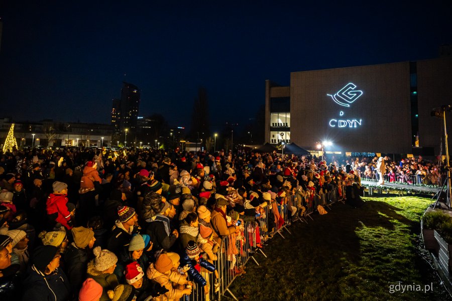 Występ wokalistki z Młodzieżowego Domu Kultury w Gdyni podczas gdyńskich mikołajek na placu Grunwaldzkim (fot. Kamil Złoch)