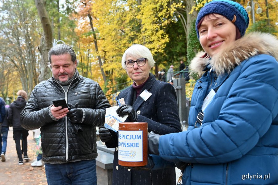 Joanna Zielińska - przewodnicząca Rady Miasta Gdyni (druga od lewej) i Sylwia Szumielewicz-Tobiasz (pierwsza od prawej) podczas kwesty na Cmentarzu Witomińskim 