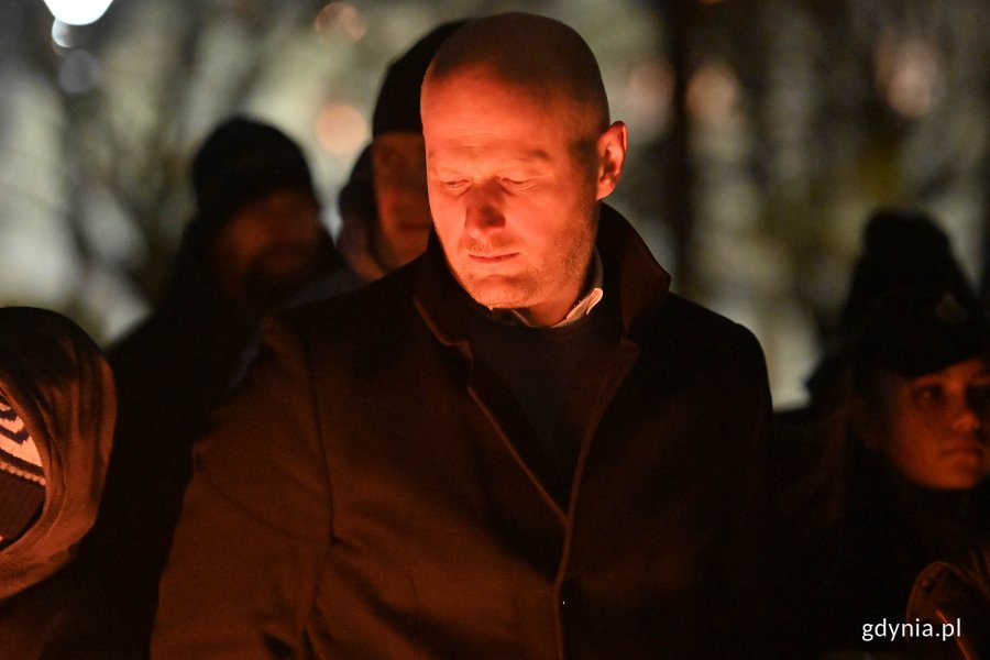 Betlejemskie Światło Pokoju już w gdyńskich domach. Bartosz Bartoszewicz, wiceprezydent Gdyni ds. jakości życia. Fot. Michał Puszczewicz 