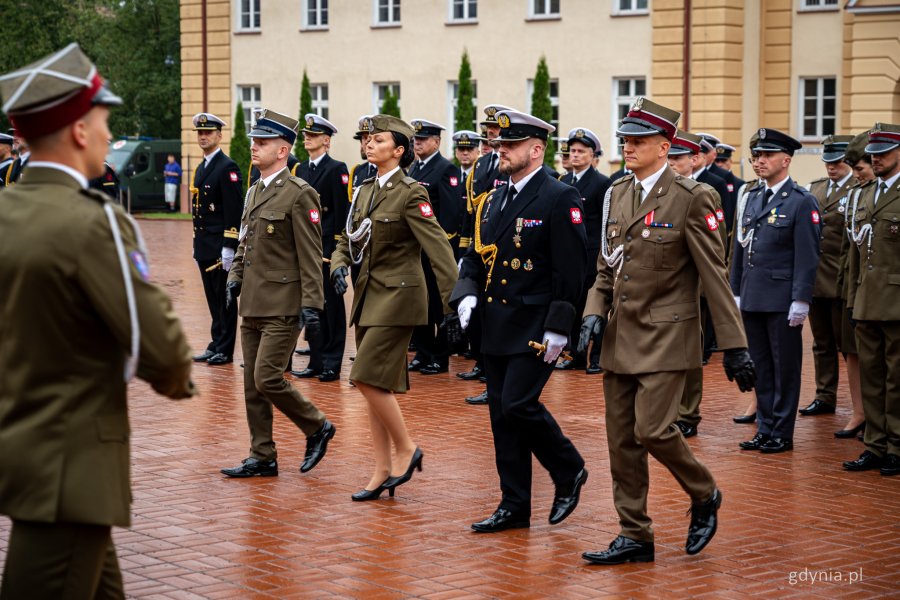 Uroczystość promocji na stopnie oficerskie dla absolwentów kursów oficerskich na Akademii Marynarki Wojennej w Gdyni (fot. Kamil Złoch)