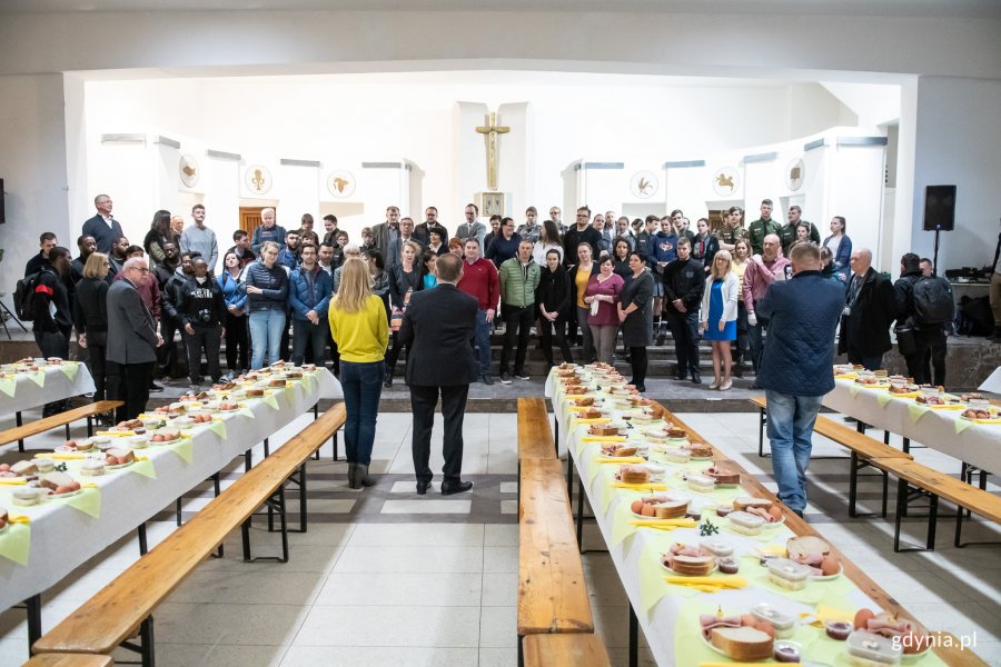 Gdyńskie śniadanie wielkanocne dla samotnych i potrzebujących, fot. Dawid Linkowski