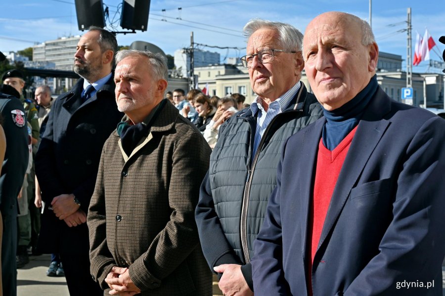 Uczestnicy obchod&oacute;w z okazji 87. rocznicy pierwszych wysiedleń Gdynian. Wśr&oacute;d nich m.in. były prezydent Gdyni Wojciech Szczurek