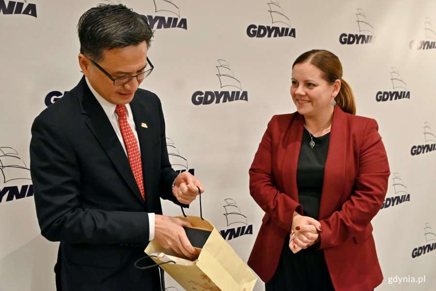 Jeff Y. J. Liu –  dyrektor Biura Przedstawicielstwa Tajpej w Polsce wręczający upominek prezydent Aleksandrze Kosiorek 