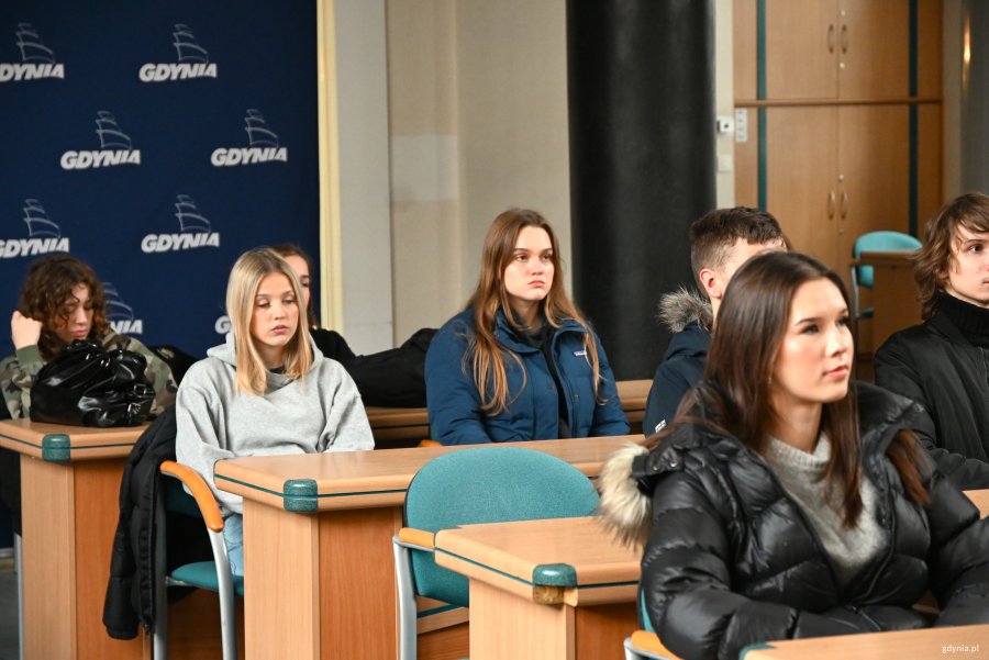 Młode dzieczyny za stolikami