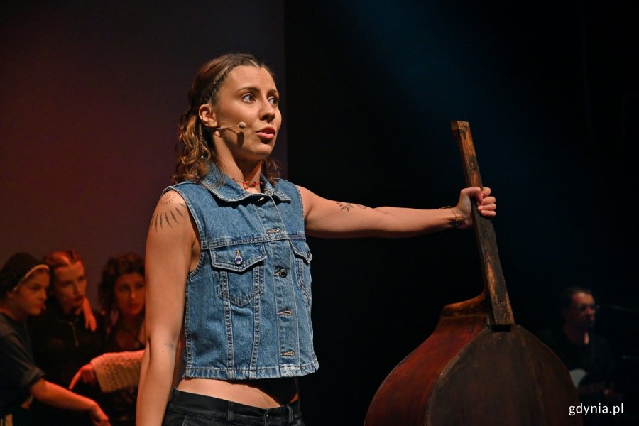 Karolina Trojnacka, studentka IV roku Studium Wokalno-Aktorskiego im. Danuty Baduszkowej w Gdyni, podczas próby medialnej do spektaklu „Wanożnicë” w Teatrze Muzycznym