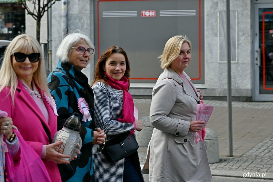 Od prawej: przewodnicząca Rady Miasta Gdyni Beata Zastawna, radne Gdyni Anna Szpajer i Joanna Zielińska oraz Bożena Zglińska &ndash; dyrektorka Centrum Aktywności Seniora podczas Marszu R&oacute;żowej Wstążki 