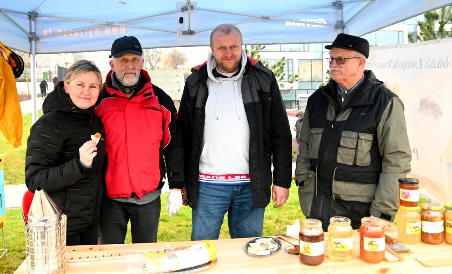 Od lewej m.in. Beata Nawrocka, dyrektorka Konsulatu Kultury i Wojciech Albecki, opiekun pasieki na dachu UM Gdynia. Fot. Zygmunt Gołąb 