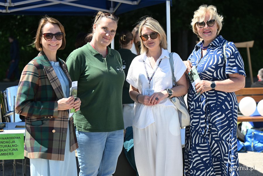 Gdyńskie radne Larysa Kramin, Monika Strzałkowska i Teresa Bysewska z przedstawicielką Międzynarodowej Fundacji Kulturalno-Edukacyjnej Ambers podczas Gdyńskiego Pikniku Pozarządowego 