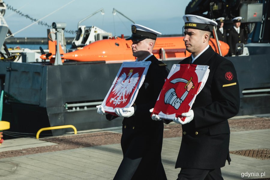 Uroczystość wciągnięcia bandery na ORP Mewa przy nabrzeżu Pomorskim w Gdyni, fot. Kamil Złoch