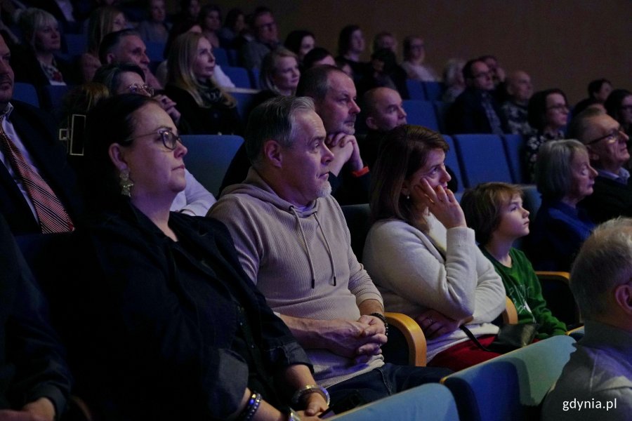 Publiczność zgromadzona w sali koncertowej Szkoły Muzycznej I i II stopnia im. Z. Noskowskiego podczas koncertu &bdquo;Muzyczny portret Gdyni&rdquo;
