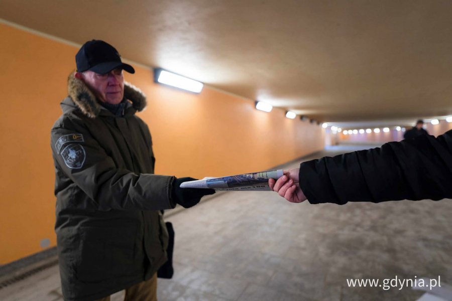 Mieszkaniec Gdyni otrzymuje kolekcjonerski numer "Dziennika Bałtyckiego" w przejściu podziemnym przy stacji SKM Wzg&oacute;rze Świętego Maksymiliana
