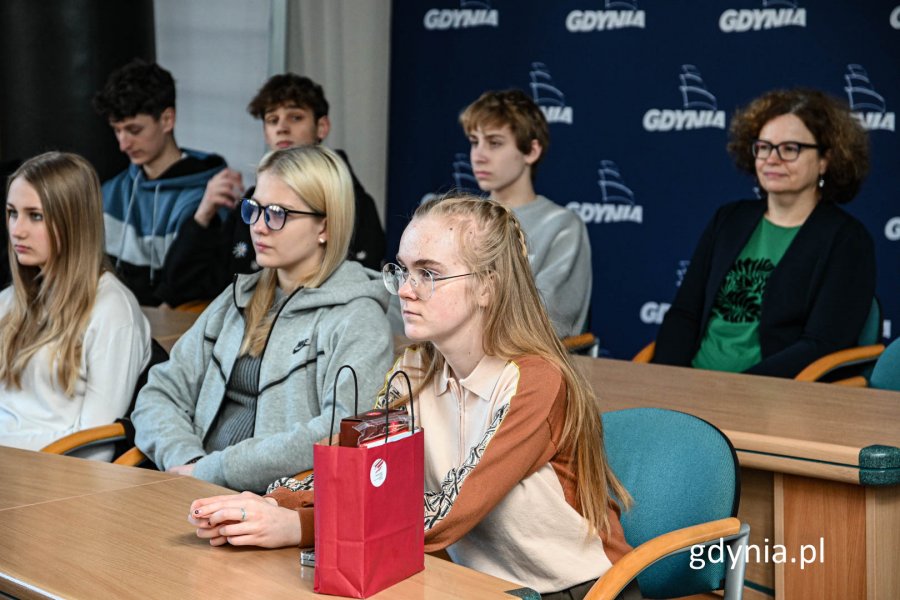 Spotkanie młodzieży z Polskiej Szkoły Średniej im. Ity Kozakiewicz w Rydze w Urzędzie Miejskim w Gdyni. fot. Michał Sałata