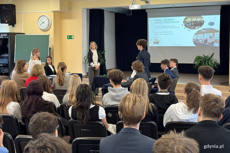 20 listopada:  Międzynarodowy Dzień Praw Dziecka, na zdjęciu uczennice i uczniowie oraz Anna Niemczynowic z IALO w Gdyni (fot. Katarzyna Balcerzak)