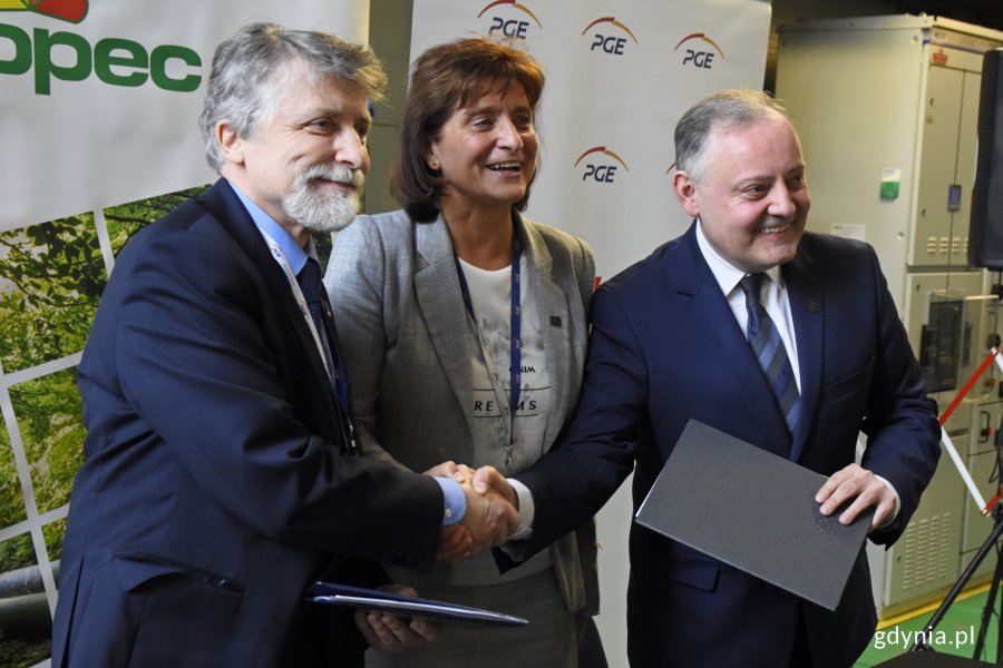  Od lewej: Janusz Różalski, prezes Zarządu OPEC, Elżbieta Kowalewska, dyrektor PGE Energia Ciepła Oddział Wybrzeże oraz Wojciech Dąbrowski, prezes Zarządu PGE Energia Ciepła, fot. Jan Ziarnicki