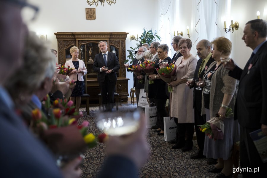 Pamiątkowe Medale za Długoletnie Pożycie Małżeńskie z rąk prezydenta Wojciecha Szczurka odebrały pary obchodzące Złote Gody, fot. Przemysław Kozłowski