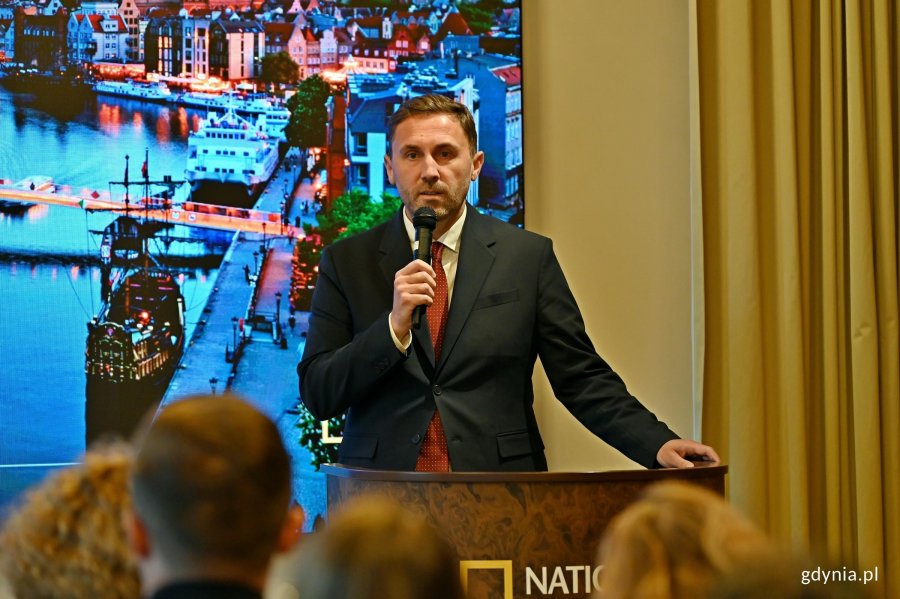 Piotr Borawski &ndash; zastępca prezydent Gdańska ds. mobilności i bezpieczeństwa przemawiający podczas konferencji ws. przyznania Tr&oacute;jmiastu tytułu Best of the World 2027