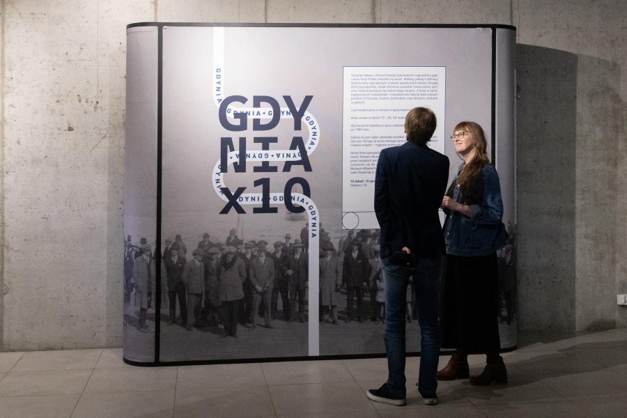 Oglądający wystawę &bdquo;Gdynia x 10&rdquo; w Galerii Gdyńskiego Centrum Filmowego 
