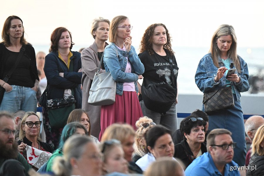 Publiczność zgromadzona na Bulwarze Nadmorskim podczas koncertu &bdquo;Cztery żywioły&rdquo; 