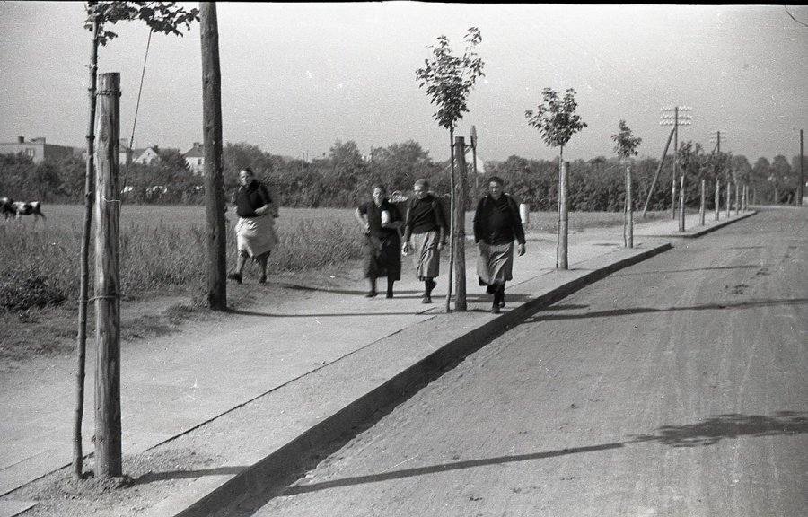 Fotografia z archiwum cyfrowego Muzeum Miasta Gdyni. Rybaczki z koszami na ryby na ulicy Orłowskiej w Orłowie, 1935 // fot. Henryk Poddębski 