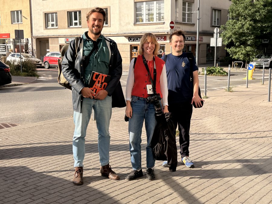 Dziennikarze Bild wsp&oacute;lnie z Janem Rutką, gdyńskim artystą i grafikiem