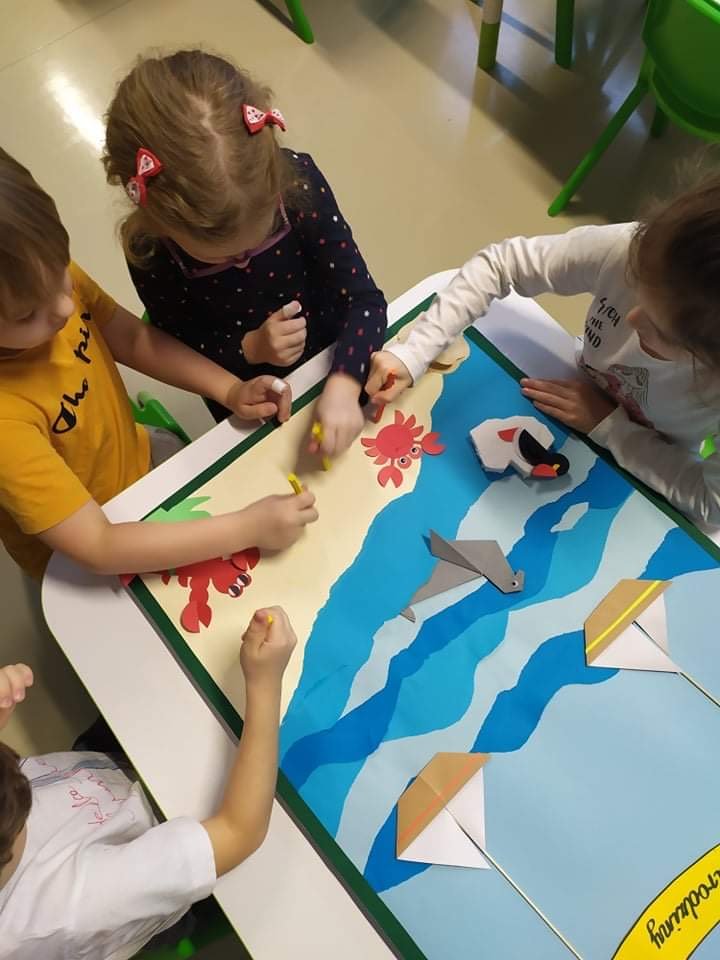 Dzieci pracują nad kartką dla Gdyni