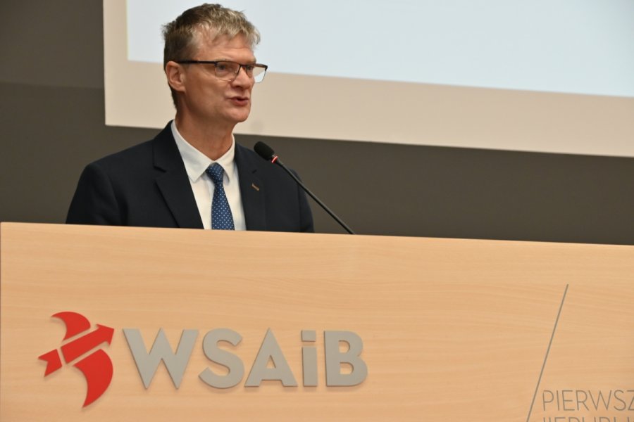 Zdjęcie przedstawia inauguracje roku akademickiego w WSAiB w Gdyni. Na zdjęciu Rafał Geremek, wiceprezydent Gdyni.
