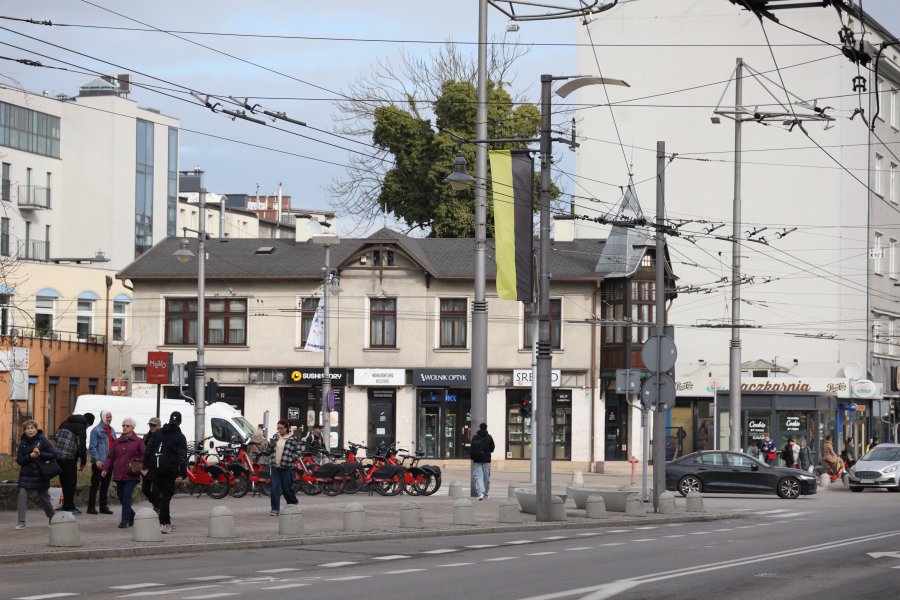 Na ulicy Świętojańskiej zawisły flagi w kaszubskich barwach i z motywem kaszubskiego haftu z okazji Dnia Jedności Kaszub&oacute;w 
