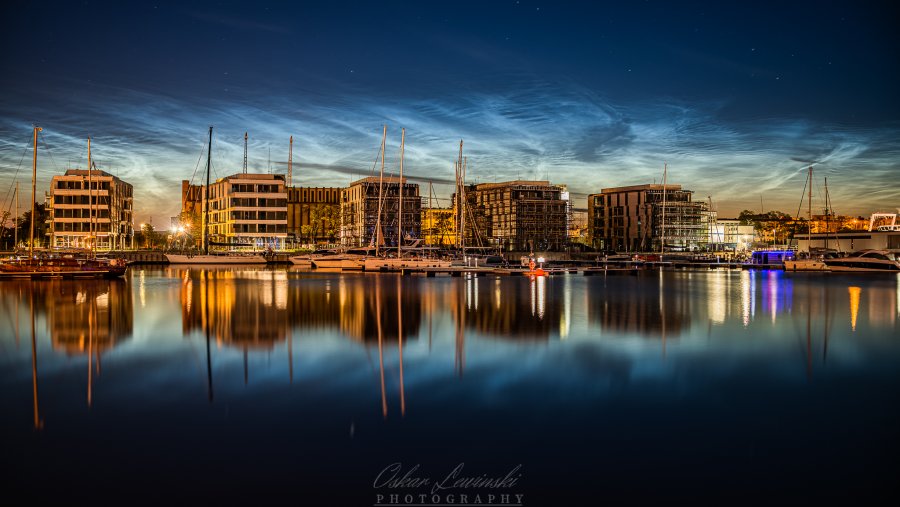 Obłoki srebrzyste nad Marina Yacht Park // fot. Oskar Lewiński (Gdynia NOCĄ - fb.com/lewinskiphotography)